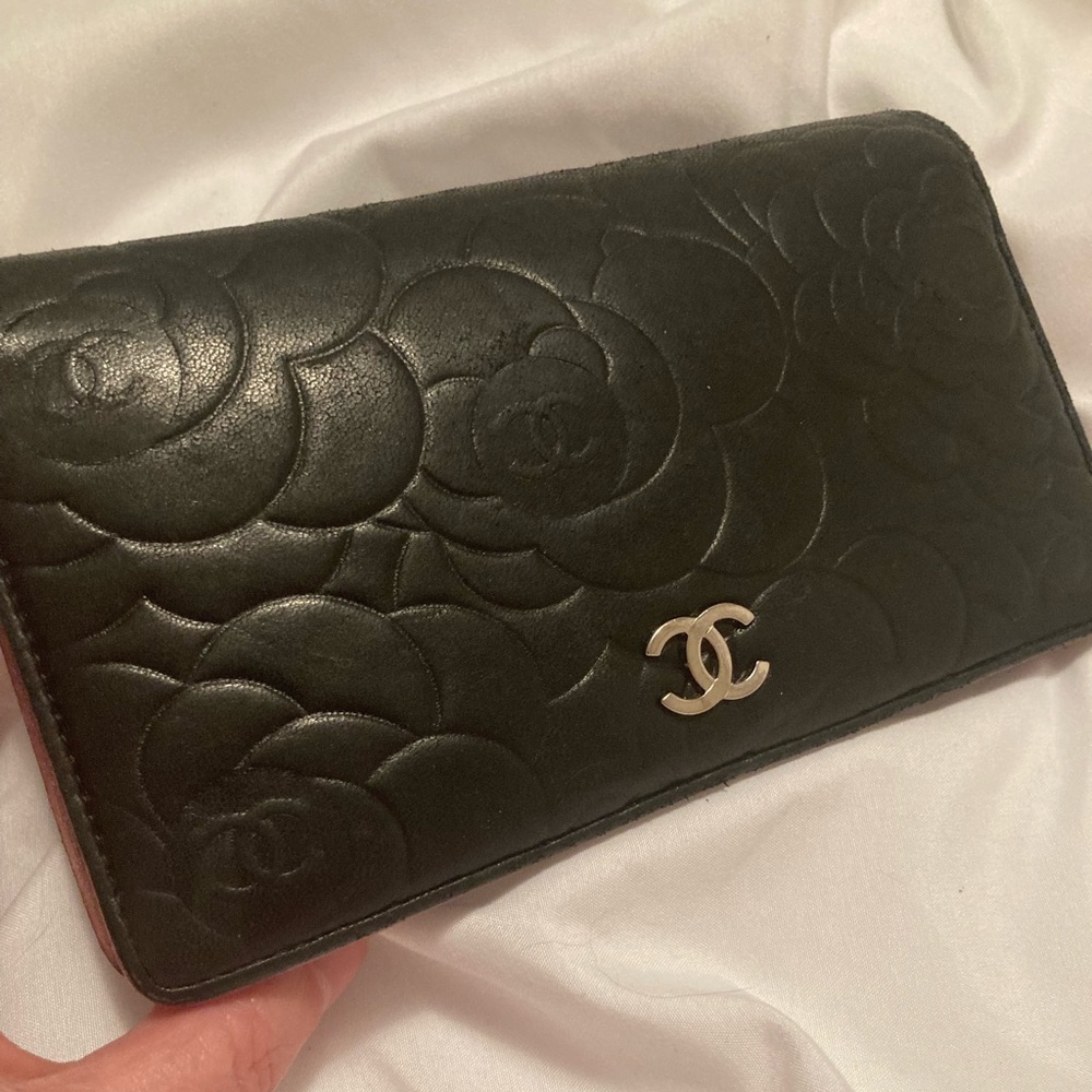 Chanel Yen Bifold Camellia wallet